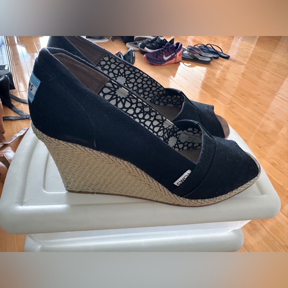 TOMS Black Canvas Espadrille Wedge Heels – Peep Toe